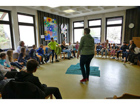 Kinderkarfreitagsliturgie im Gemeindezentrum (© Karl-Franz Thiede)